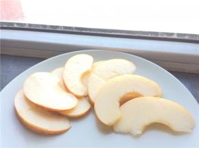 苹果洗净不用去皮，去掉果核和蒂，切薄片