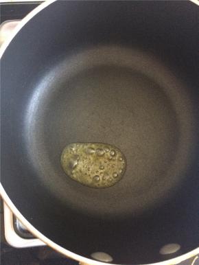 锅内放一小块黄油