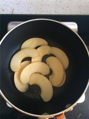 融化后放入苹果片小火慢煎