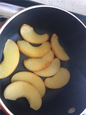 朝下一面煎至边缘金黄即可翻面，另一面也煎至边缘金黄