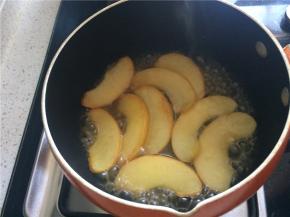 倒入能淹没苹果片的热水，加盖小火炖至水干