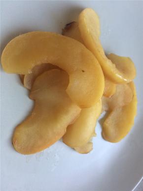 将炖好的苹果片盛出备用