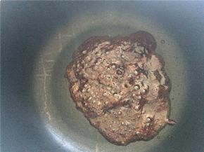 锅内再下一小块黄油，融化后放一小勺红糖，小火熬至红糖融化冒泡。