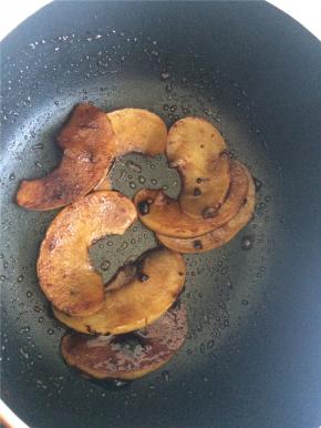 下入之前炖好的苹果片，使每片苹果都均匀地裹满焦糖即可出锅