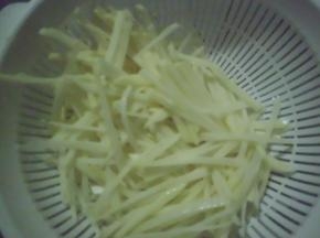 去皮洗净土豆，胡辣壳，蒜姜和切碎，土豆丝切丝。