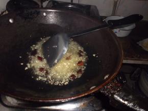 放入备好的蒜姜，胡辣壳。