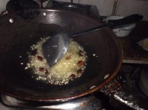 放入备好的蒜姜，胡辣壳。