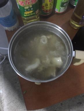 在锅内倒入适量的水，然后倒入腌制好的排骨