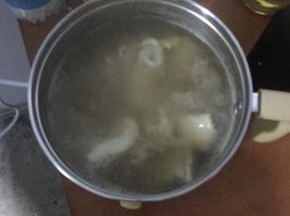 在锅内倒入适量的水，然后倒入腌制好的排骨