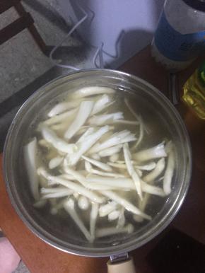 水烧开后，倒入洗净切好的海鲜菇，放适量的盐