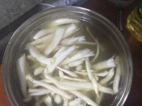 水烧开后，倒入洗净切好的海鲜菇，放适量的盐
