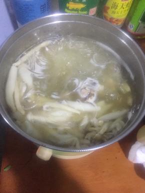 在用小火炖半小时