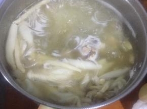 在用小火炖半小时