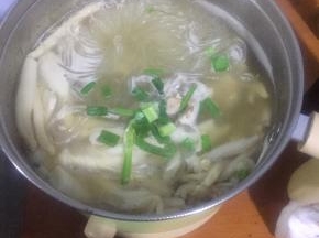 最后撒葱花，出锅盛盘即可