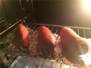 烤箱预热200度，新鲜红薯洗干净