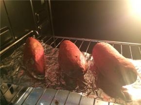 烤箱预热200度，新鲜红薯洗干净