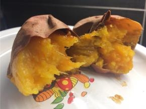 红薯放在锡纸上，不需要包起来，锡纸只是防止烤出来的蜜汁流到发热管上。