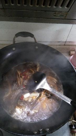 5分钟后加入水，放入辣椒、料酒、酱油、蒜、姜