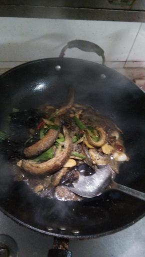 最后加入蘑菇、韭菜、黑木耳