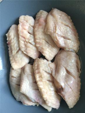 两面各划几刀以便调料腌制更容易入味