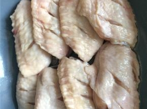 两面各划几刀以便调料腌制更容易入味