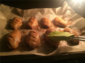 烤到15分钟左右时两面刷蜂蜜继续烤