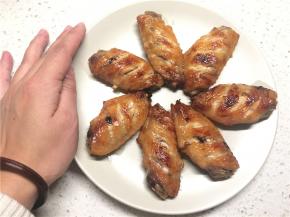 再烤15分钟到鸡翅表面金黄即可出炉