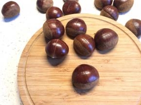 新鲜板栗洗净晾干，在栗子壳上用刀划一个十字