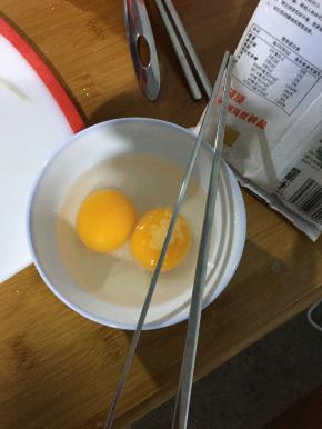 准备好鸡蛋和韭黄