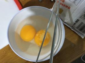 准备好鸡蛋和韭黄