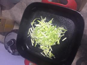 在锅内倒入适量的花生油，倒入韭黄翻炒