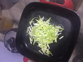 在锅内倒入适量的花生油，倒入韭黄翻炒