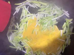 然后倒入打散的鸡蛋，不断翻炒