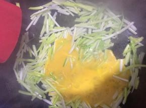 然后倒入打散的鸡蛋，不断翻炒