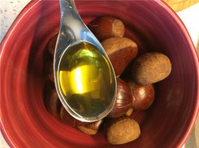 取一个大碗，放入所有的栗子，加入一勺食用油，搅拌使每个栗子表面都均匀地裹上油