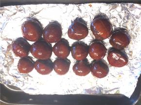 将栗子铺在烤盘上，入200度烤箱中层烤30分钟