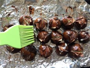 白糖加少量热水融化制成糖水，烤到15分钟时取出栗子用刷子刷上糖水，如喜欢甜一点的可多刷几次