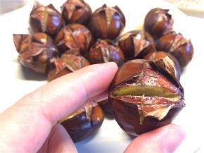 烤30分钟至栗子粉糯即可。栗子大小不同烤制时间会略有差异，可随时取出来尝一尝