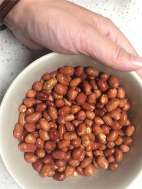 刚烤好还有些软，取出放凉后就会变得脆脆的了，马上要吃的话记得趁热的时候撒上白糖或者盐