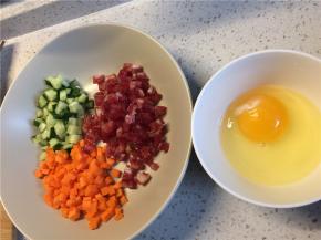 腊肠切丁，黄瓜胡萝卜切丁，鸡蛋加盐打散备用