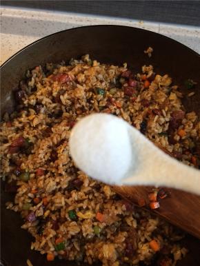 尝一下米饭的咸淡，加盐调味