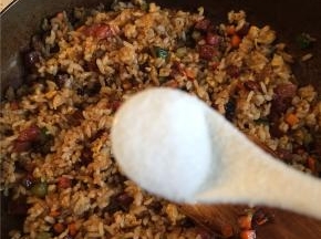 尝一下米饭的咸淡，加盐调味