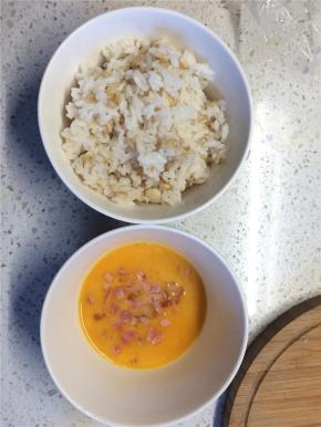 鸡蛋打散，火腿肠切小丁加入蛋液搅匀