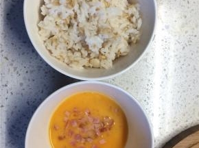 鸡蛋打散，火腿肠切小丁加入蛋液搅匀