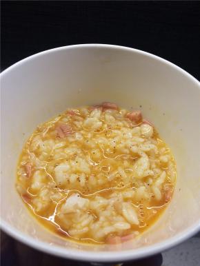 剩米饭加入蛋液中，加入盐和黑胡椒调味，搅拌均匀