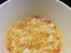 剩米饭加入蛋液中，加入盐和黑胡椒调味，搅拌均匀