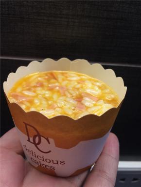 搅拌好的米饭蛋液倒入纸杯中