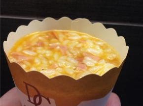 搅拌好的米饭蛋液倒入纸杯中