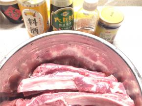 肋排洗净，一根一根切开，加入两勺叉烧酱、两勺料酒、一勺蜂蜜、一勺生抽