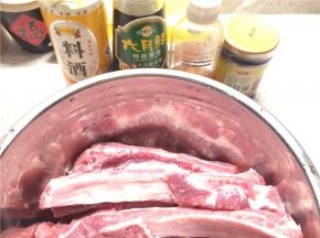 肋排洗净，一根一根切开，加入两勺叉烧酱、两勺料酒、一勺蜂蜜、一勺生抽